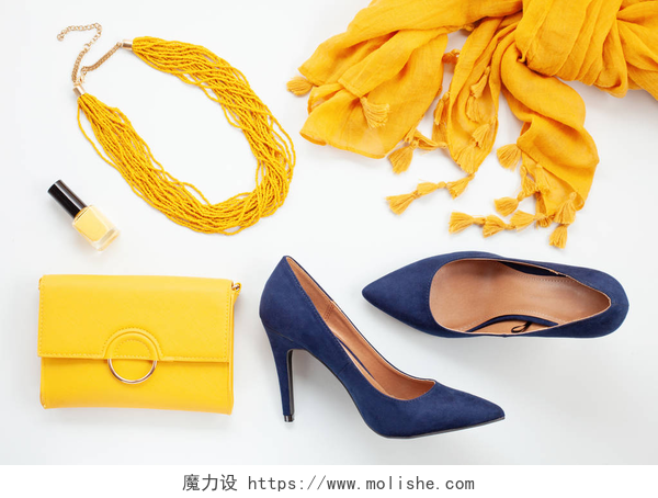 黄色的服饰和蓝色的高跟鞋为女孩和妇女的明亮的黄色配件和蓝色鞋子。都市时尚、美女与时尚博客理念
